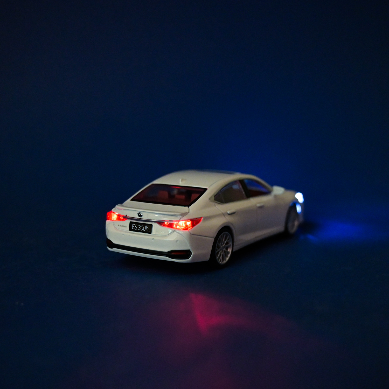 Машина металл 68713 (48шт/2) "АВТОПРОМ",1:35 "Lexus ES300h",батар, свет,звук,откр.двери,в коробке 18*9*8 см