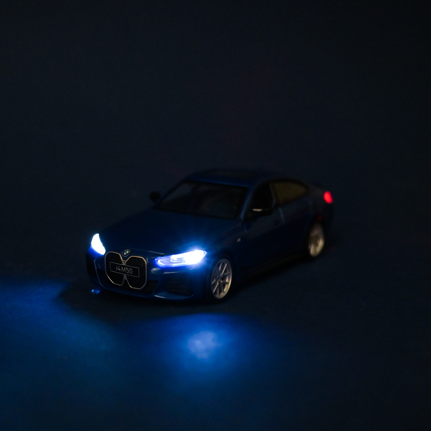 Машина металл 68720 (48шт/2) "АВТОПРОМ",1:34 "BMW i4 M50",батар, свет,звук,откр.двери,в коробке 18*9*8 см