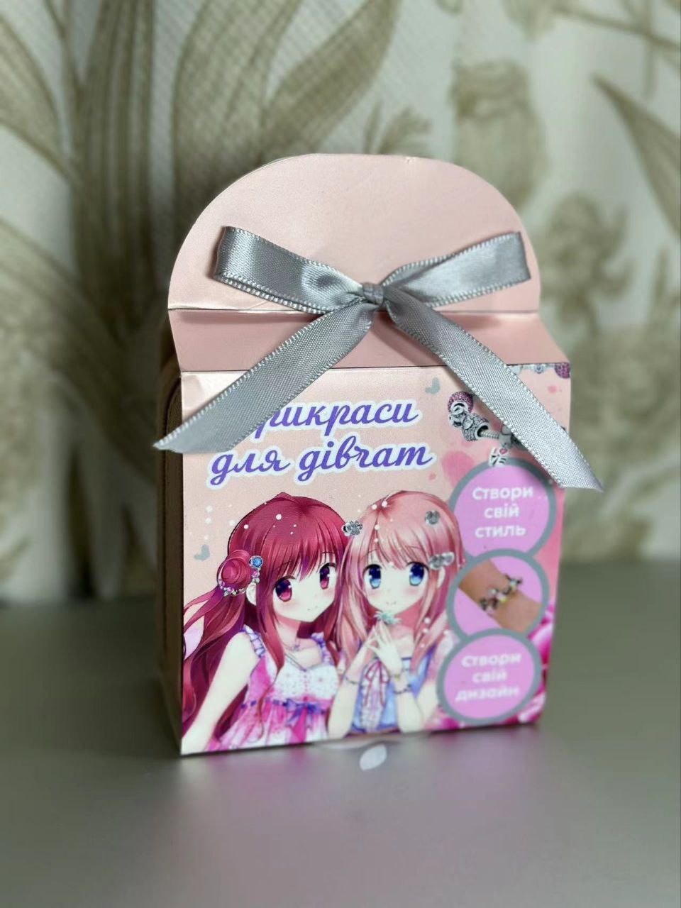 Набір аксесуари для дівчат арт. B4351 (20шт) типу пандора, у шкатулці, 3 браслети, 3 підвса на шию, 60 шармів короб. 9*9*5см