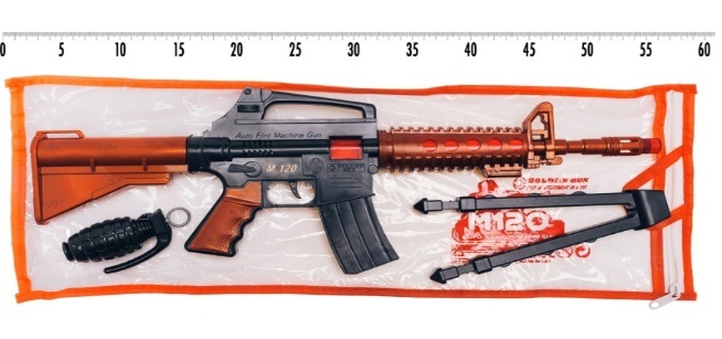 Автомат арт. 805 (24шт) механіч. диск створює звук і іскри, в комплекті: граната, ніжки, р-н іграш. 53*195см, пакет.